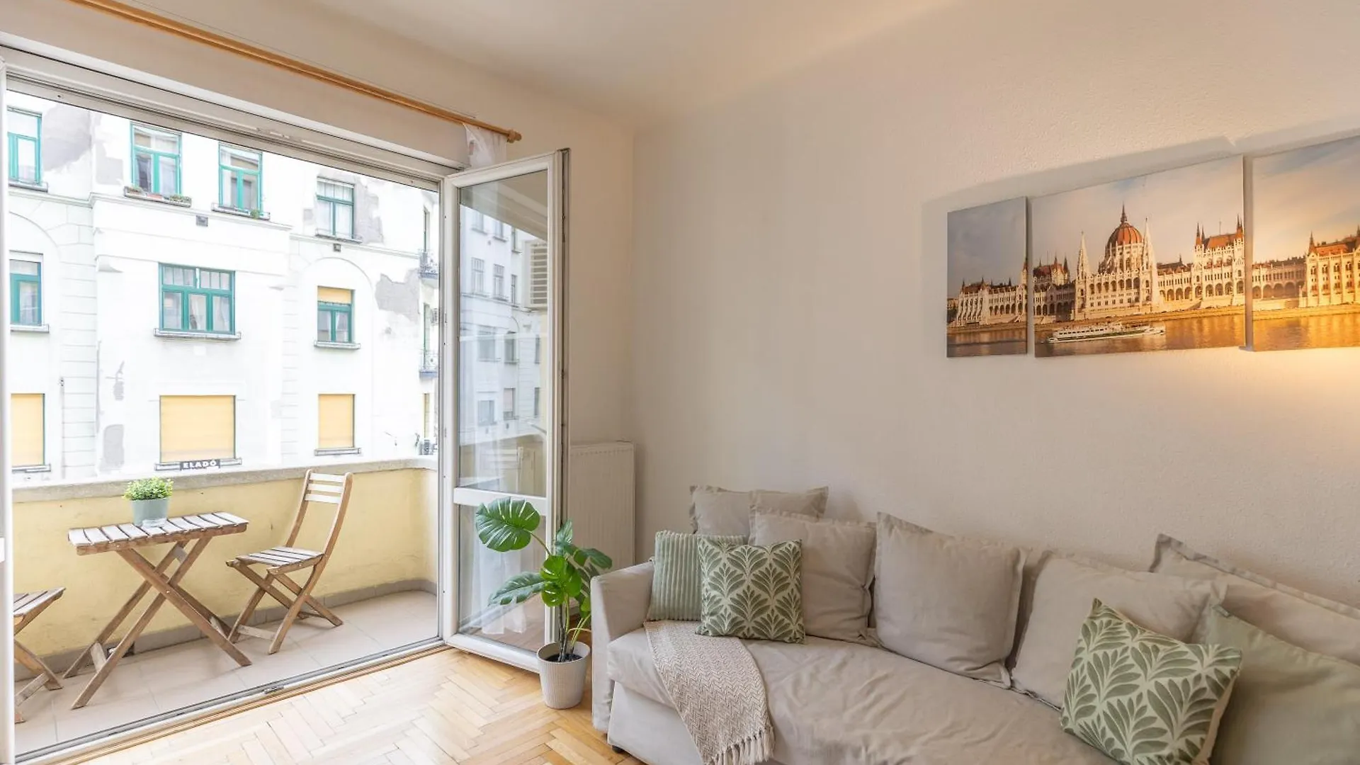 Riverside Balcony Apartment With View To Danube ブダペスト