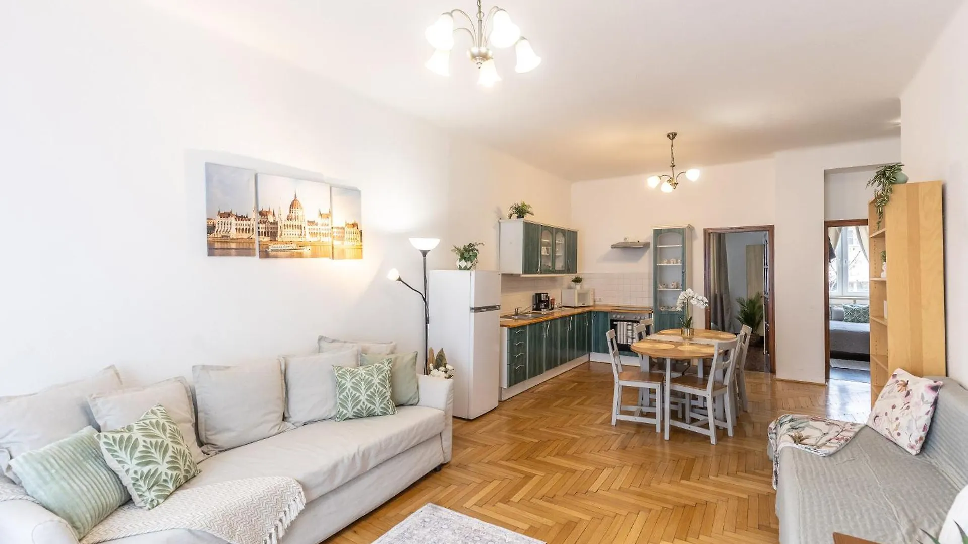 Riverside Balcony Apartment With View To Danube Budapest