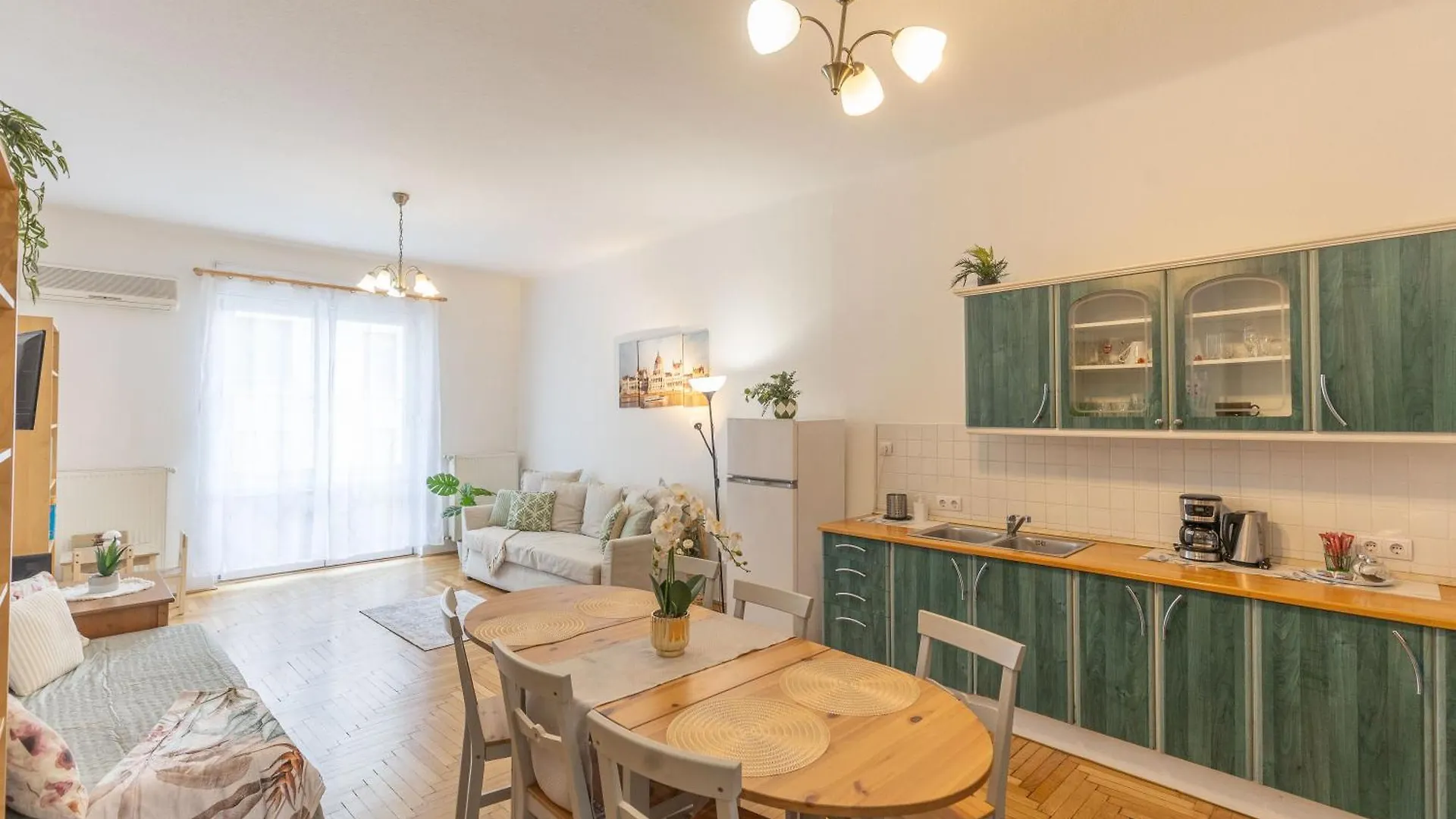 Riverside Balcony Apartment With View To Danube Budapest Hungary